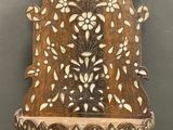 une vieille étagère en bois ornée d'un motif décoratif sur le dessus