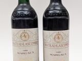 deux bouteilles de vin posées l'une à côté de l'autre sur une surface blanche