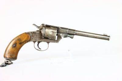 gros plan d'un revolver sur fond blanc