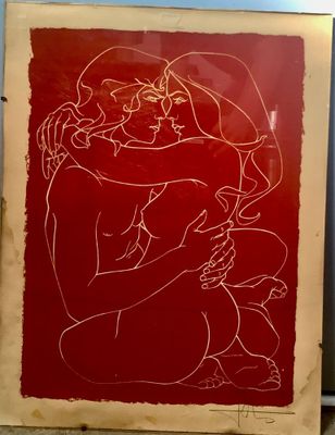 tableau représentant une femme tenant un enfant dans ses bras devant un fond rouge