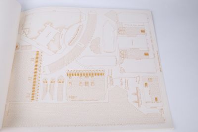 un livre ouvert sur lequel figure l'image d'un bâtiment