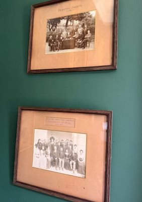 deux photos encadrées représentant un groupe de personnes, accrochées au mur