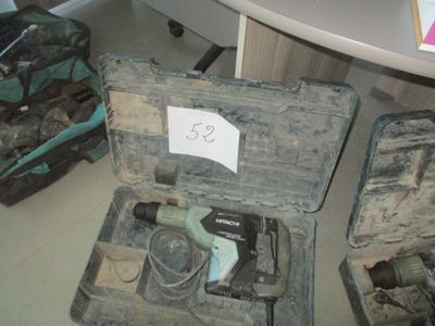 plusieurs bagages posés sur une table, avec une étiquette de prix dessus