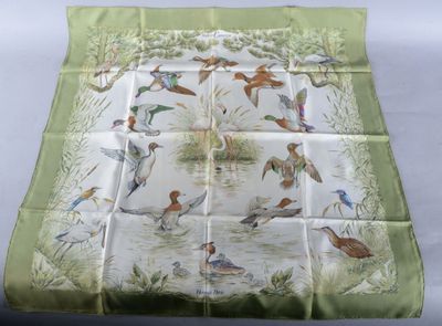 une nappe verte avec un motif de canards