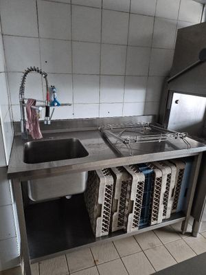 une cuisine équipée d'un évier, d'une cuisinière et d'un réfrigérateur