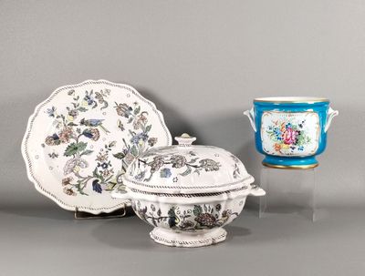deux assiettes et un bol exposés sur une table
