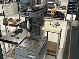une machine placée au milieu d'une pièce