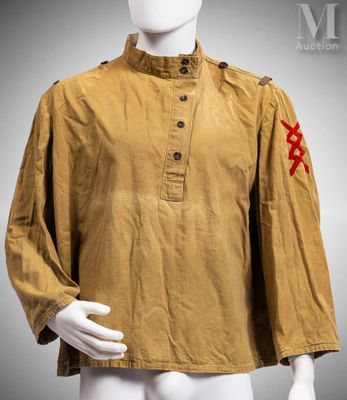 un mannequin portant une chemise marron ornée de croix rouges