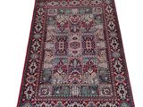 un tapis rouge et bleu sur fond blanc