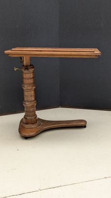 une photo d'une table en bois avec un plateau en bois posée sur un sol en béton