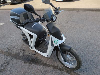 un scooter garé au bord de la rue