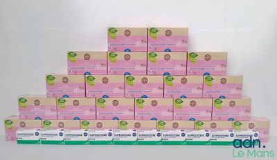de nombreuses boîtes de produits pour bébés empilées les unes sur les autres