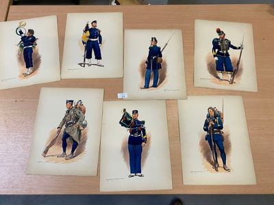 six reproductions d'uniformes militaires sont exposées sur une table