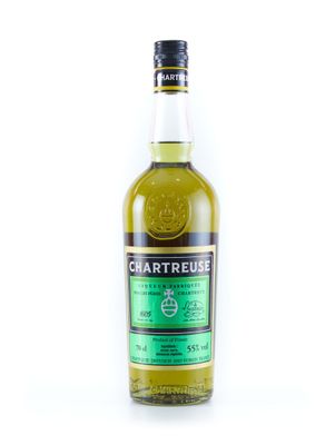 une bouteille de whisky irlandais à la Chartreuse sur fond blanc