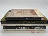 trois livres sont empilés sur une table