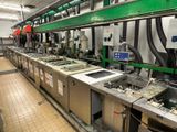 les nombreuses machines alignées dans une usine