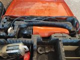 une caisse à outils avec des outils à l'intérieur sur le sol