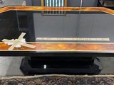 une table sur laquelle se trouve une croix, au milieu d'une pièce