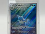 gros plan d'une carte pokemon dans un étui en plastique