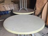deux chaises et une table dans une pièce