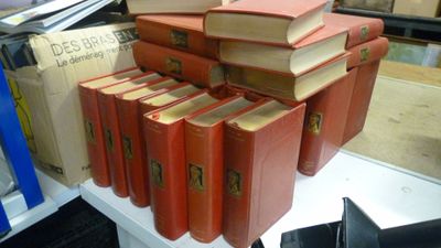 plusieurs livres empilés sur une étagère
