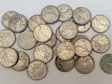gros plan d'une pile de pièces d'argent sur une surface blanche