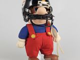 la figurine porte un casque de football américain et une salopette