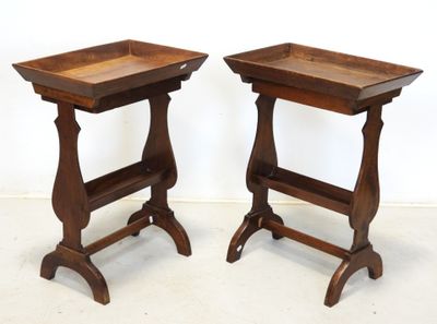 une paire de tables d'appoint anciennes en bois, surmontées de plateaux