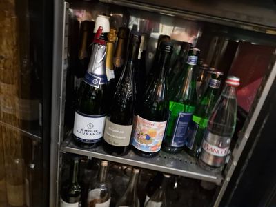 de nombreuses bouteilles de vin sur les étagères du réfrigérateur