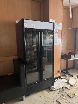 un réfrigérateur en panne au milieu d'une pièce