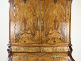 une photo d'une grande armoire en bois dont les portes sont ornées de sculptures