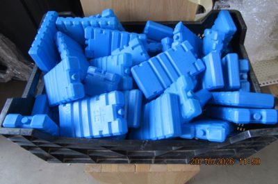 une boîte remplie de Lego bleus posée sur une table