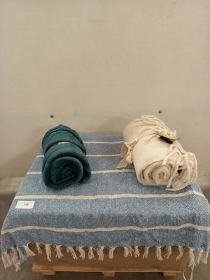 une serviette bleue et blanche et une serviette verte et blanche posées sur une table