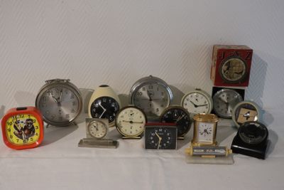 de nombreux types d'horloges exposées sur une table