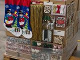 une palette sur laquelle sont empilées des décorations de Noël