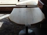 une table placée devant une fenêtre