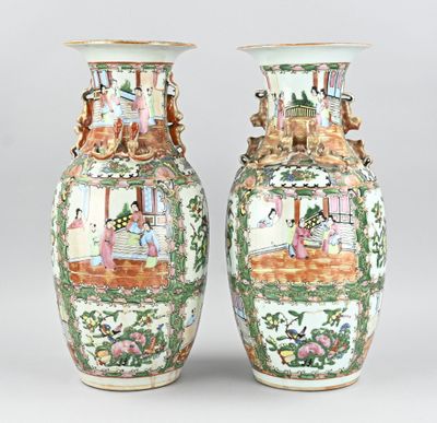 paire de vases chinois ornés de scènes représentant des femmes et des hommes
