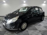la photo d'une voiture noire garée dans un garage