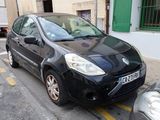 une petite voiture noire garée sur le bord de la rue