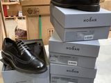 trois boîtes de chaussures sont empilées les unes sur les autres sur une table