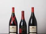 trois bouteilles de vin sont alignées sur une table en bois