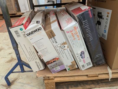 une pile de cartons posée sur une palette