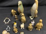 un grand nombre de figurines posées sur une table