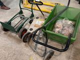 un chariot vert posé par terre