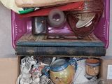 une boîte en carton remplie d'objets posée par terre