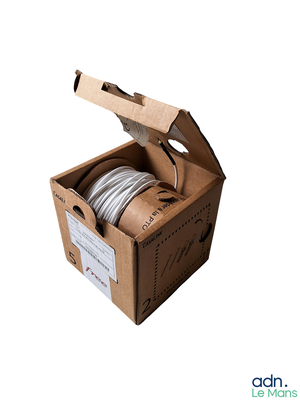 une boîte contenant une boîte de fils