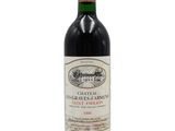 une bouteille de vin posée sur une table