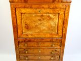 une vieille commode en bois avec un plateau en marbre