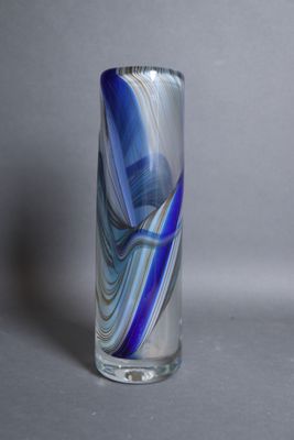 deux vases en verre ornés de motifs tourbillonnants bleus et blancs