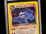gros plan d'une carte pokemon dans un étui en plastique